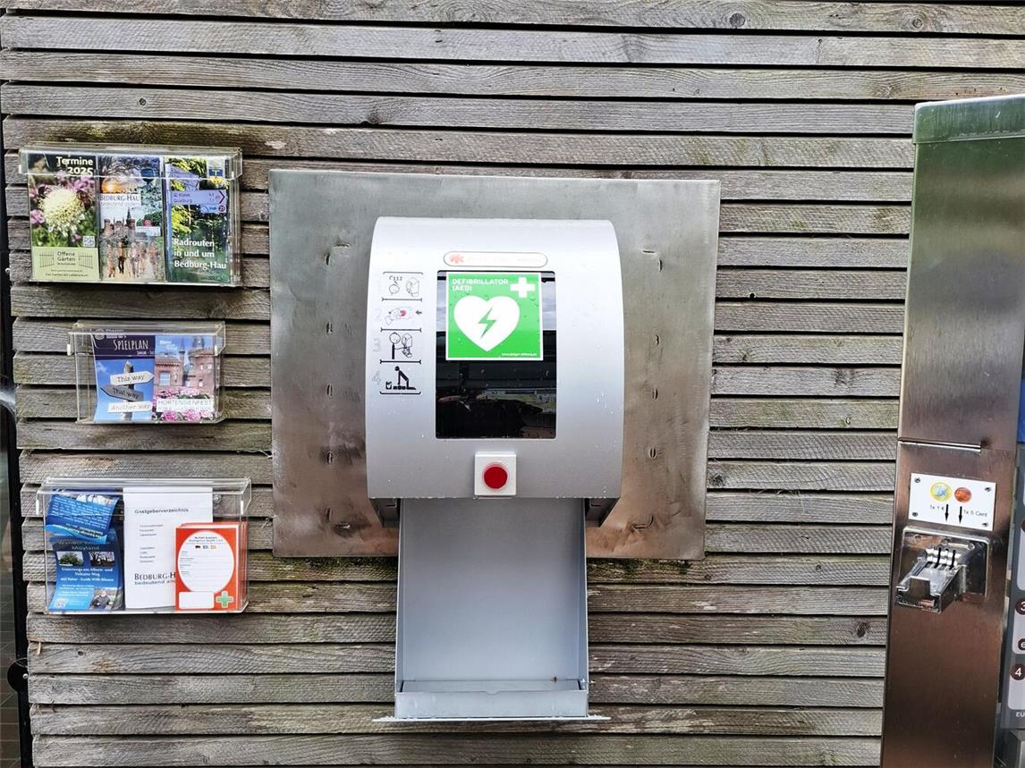 Schon wenige Tage nach seiner Installation wurde das am Info-Center Schloss Moyland vorgehaltene Gerät erstmalig entwendet. Es tauchte wieder auf, wurde jetzt aber erneut gestohlen. Foto: Gemeinde Bedburg-Hau