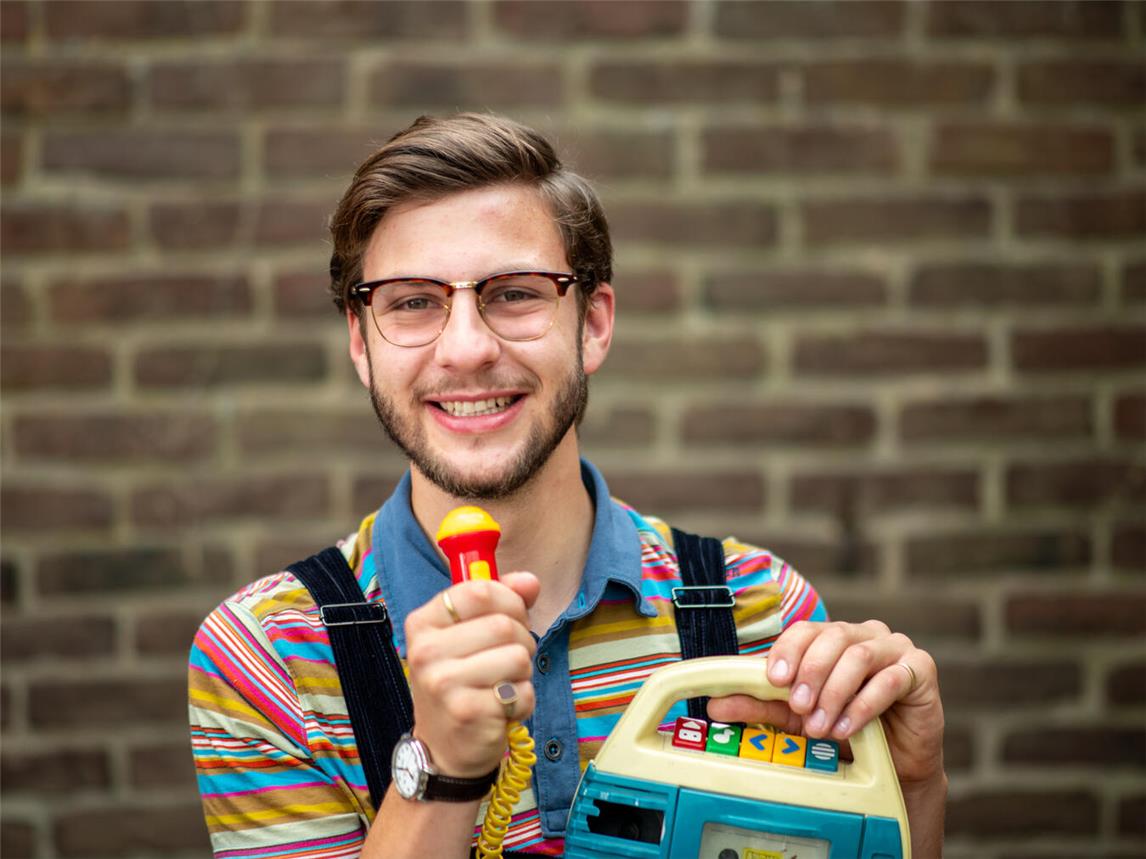 Schreiner Michel Boßmann zeigt den Teilnehmern den Umgang mit Holz, Werkzeugen und handwerkliche Techniken. Foto: Lucas Hans