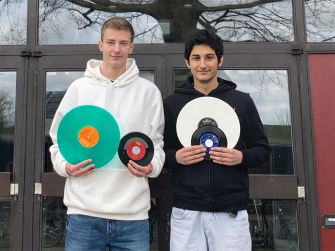 Schüler aus der 10e verkaufen gespendete Schallplatten, um mit dem Erlös die Abschlussfeier zu unterstützen. Foto: JBG