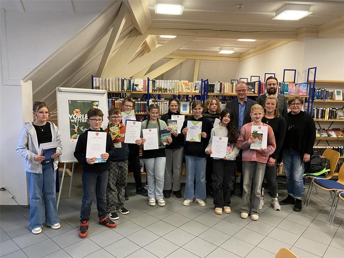 Schüler aus der Jahrgangsstufe sechs der Reeser Schulen nahmen am Vorlesewettbewerb in der Stadtbücherei teil. Foto: Stadt Rees