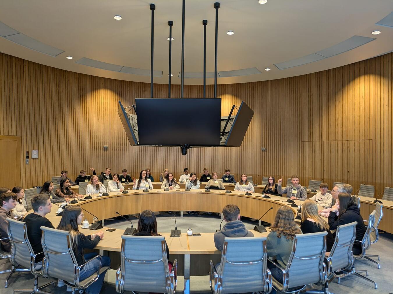 Schüler der Gesamtschule Geldern durften bei ihrer Exkursion im Landtag NRW in die Rolle von Politikern schlüpfen. Foto: Privat