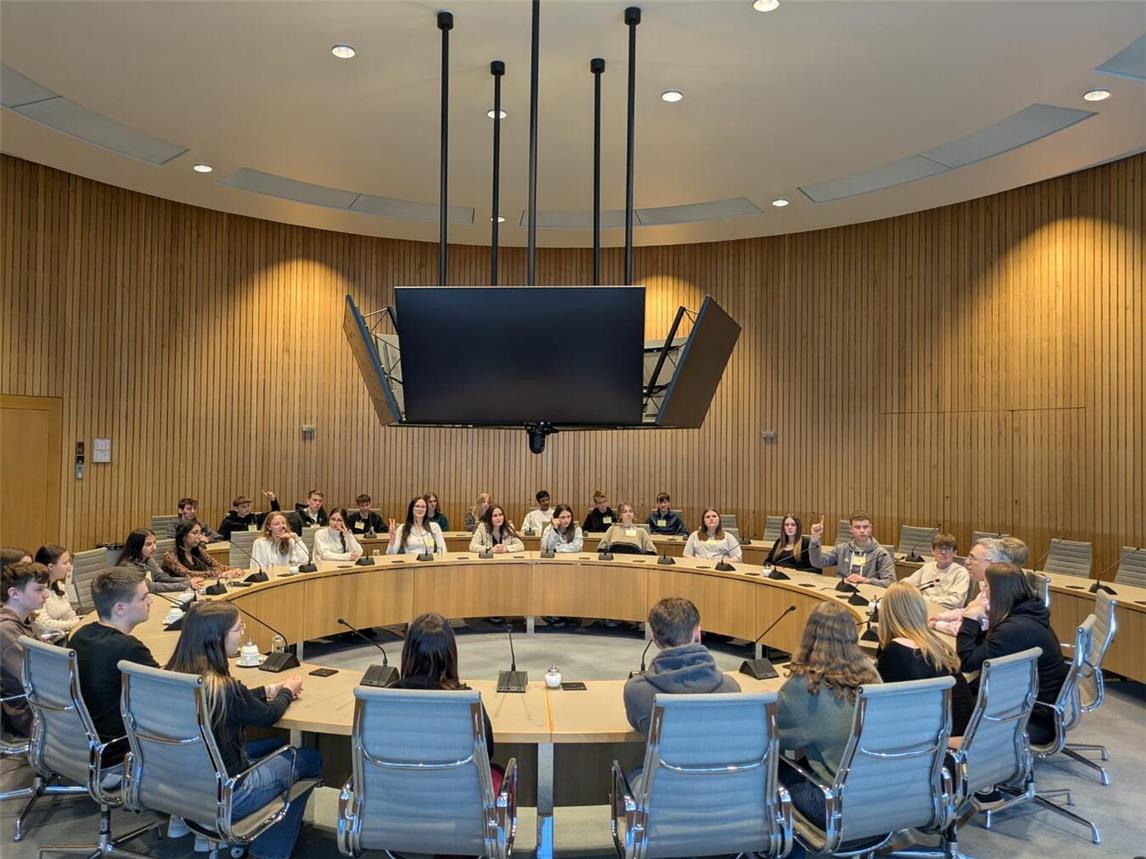 Schüler der Gesamtschule Geldern durften bei ihrer Exkursion im Landtag NRW in die Rolle von Politikern schlüpfen. Foto: Privat
