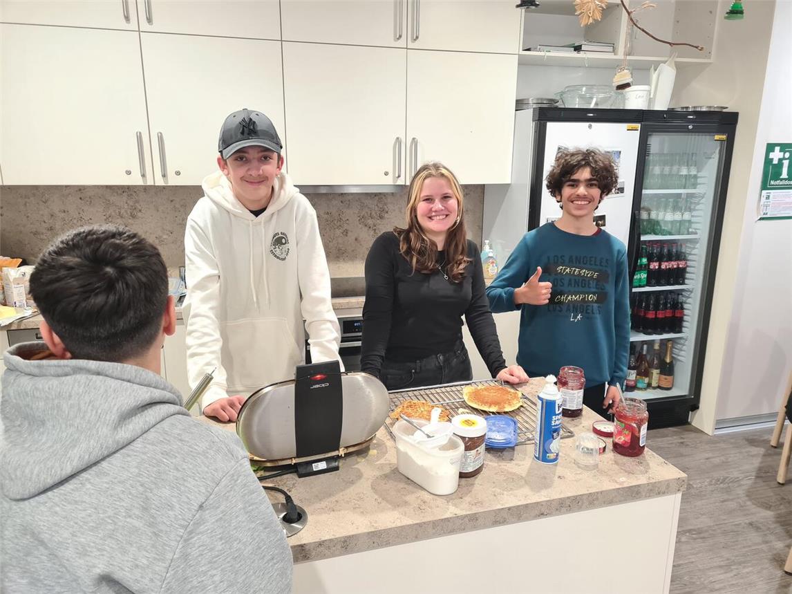 Schüler der „Gute-Taten-AG“ der Sekundarschule Straelen verwandeln das Caritas-Centrum einmal in der Woche in eine Waffelbackstube.Foto: Caritasverband Geldern-Kevelaer