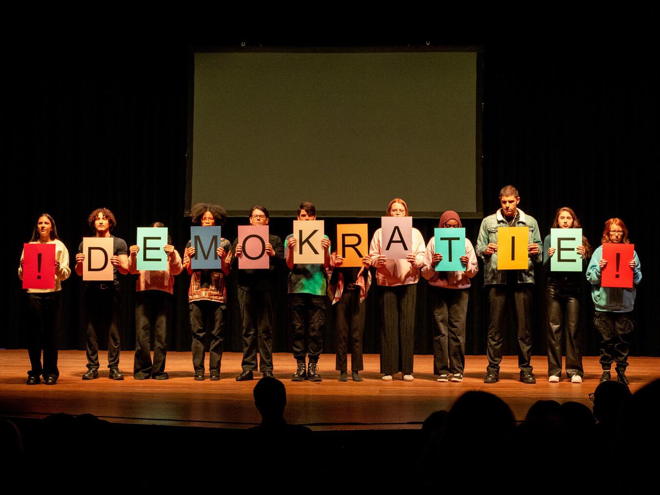 Schüler der Joseph-Beuys-Gesamtschule präsentierten mit großem Erfolg eine eindrucksvolle Inszenierung. Foto: Stadt Kleve