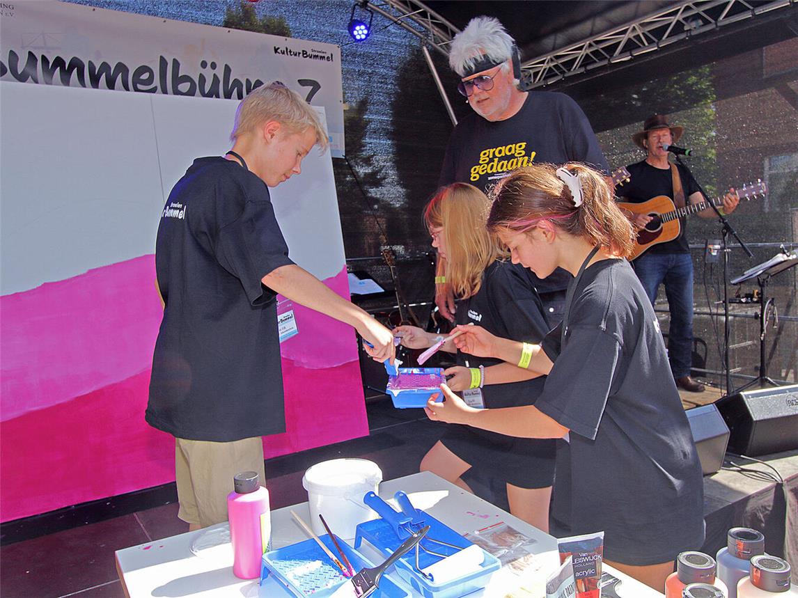 Schüler der Sekundarschule helfen unter der Leitung von Dick Evers bei der großen Mal-Aktion.NN- Fotos: Theo Leie