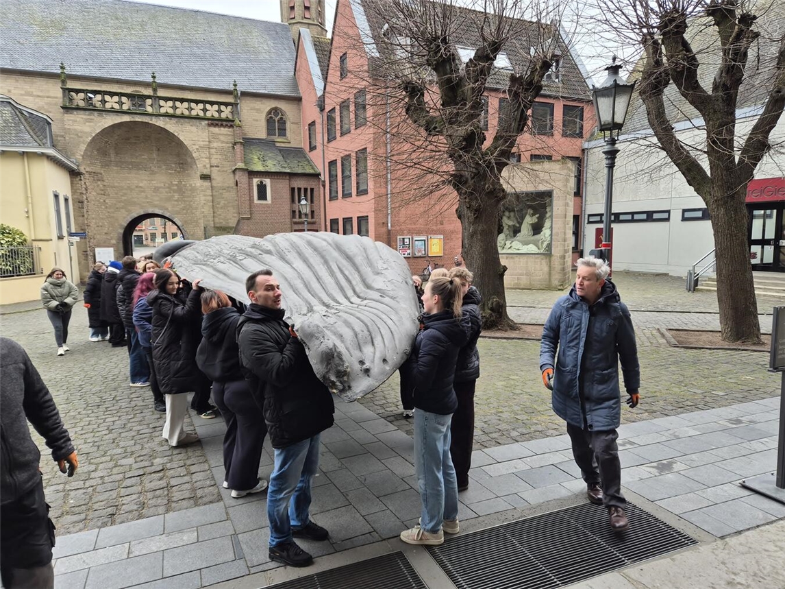 Schüler des Berufskollegs Placidahaus Xanten packen mit an. Foto: Jürgen Flatken