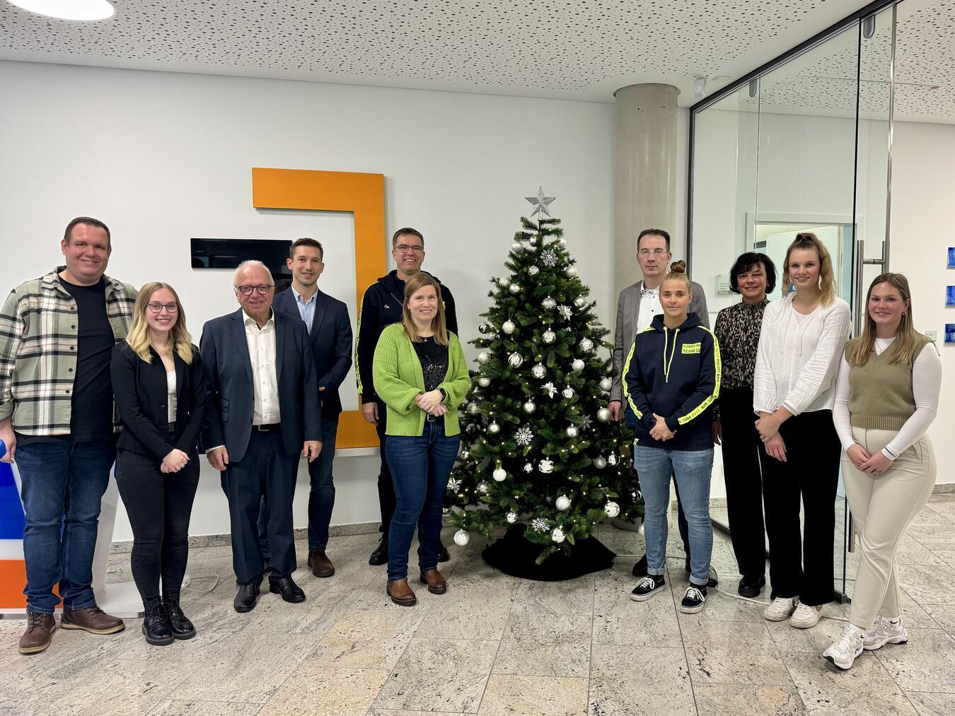 Schüler treffen Unternehmer Schüler hatten jetzt wieder die Gelegenheit, an einem spannenden Austausch mit Unternehmern in der Volksbank Kleverland teilzunehmen. Foto: Volksbank Kleverland