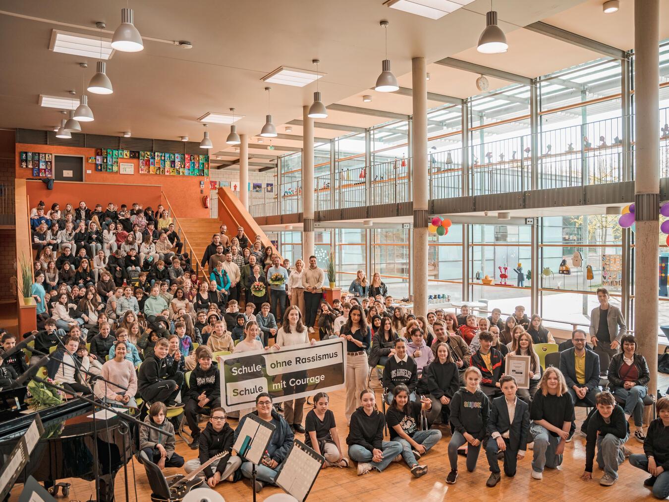 Ein klares „Nein“ zu Rassismus Schüler und Lehrer der Gesamtschule Geldern bekennen sich zu gegenseitigem Respekt. Foto: Remies Alver