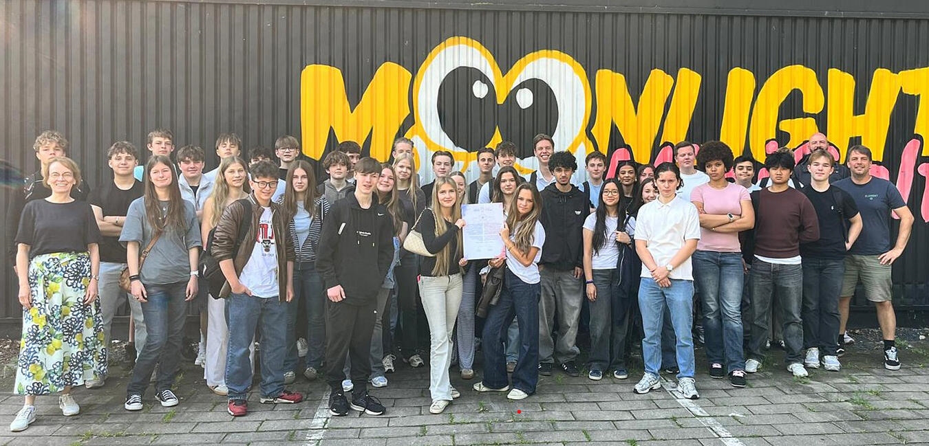 "Schüler und Lehrer des SGS feiern Auszeichnung, Gruppenfoto, Bildungserfolg, Schulpreis"