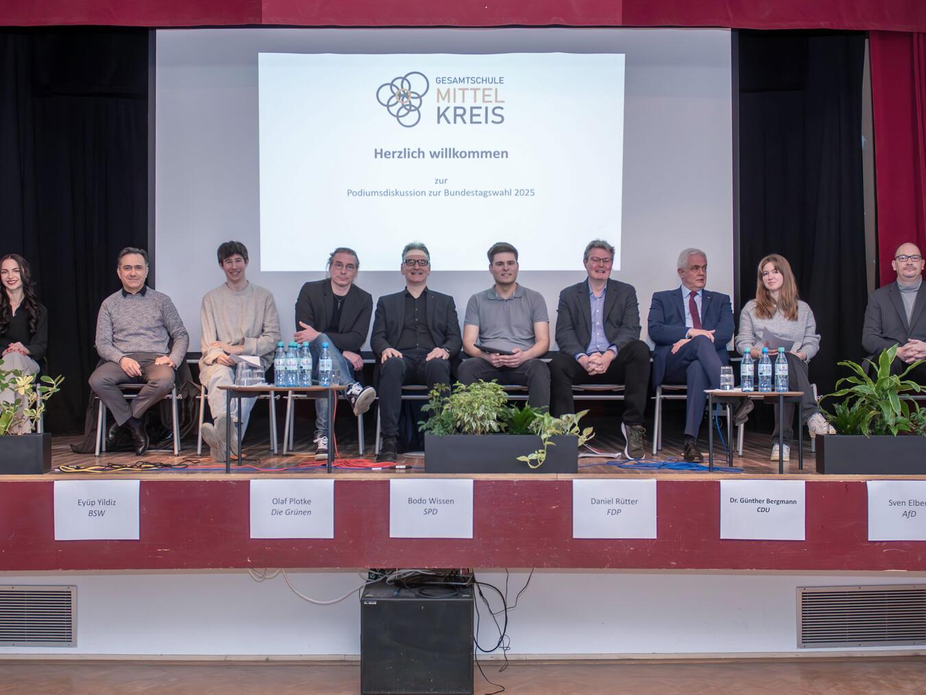 Schüler und Politiker kamen in einen regen Austausch. NN-Fotos: Gerhard Seybert