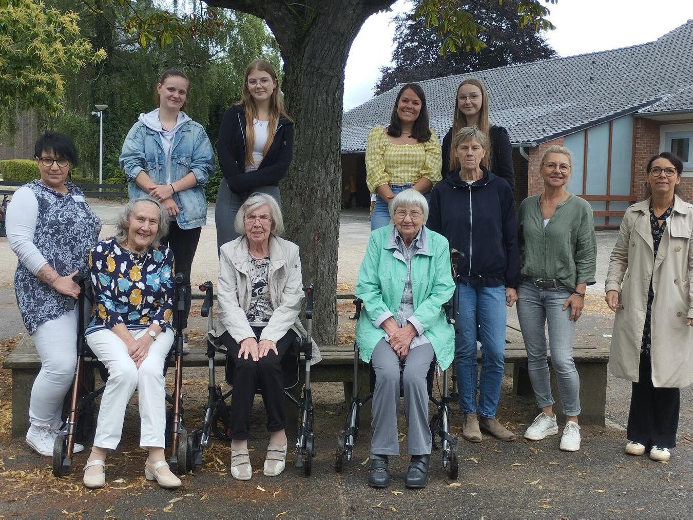 Schülerinnen der Gesamtschule am Forstgarten mit Lehrerin, die Seniorinnen des Viktoria-Hauses sowie das OGS-Team. Foto: Awo