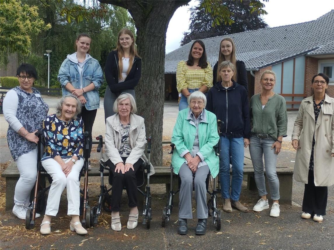 Schülerinnen der Gesamtschule am Forstgarten mit Lehrerin, die Seniorinnen des Viktoria-Hauses sowie das OGS-Team. Foto: Awo