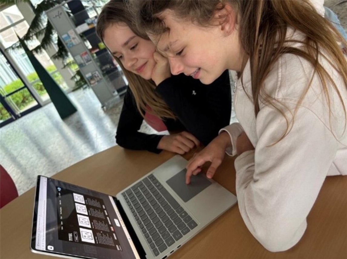 "Schülerinnen der Klasse 7a lernen bei einem KI-Workshop, Bildung, Technologie, künstliche Intelligenz"