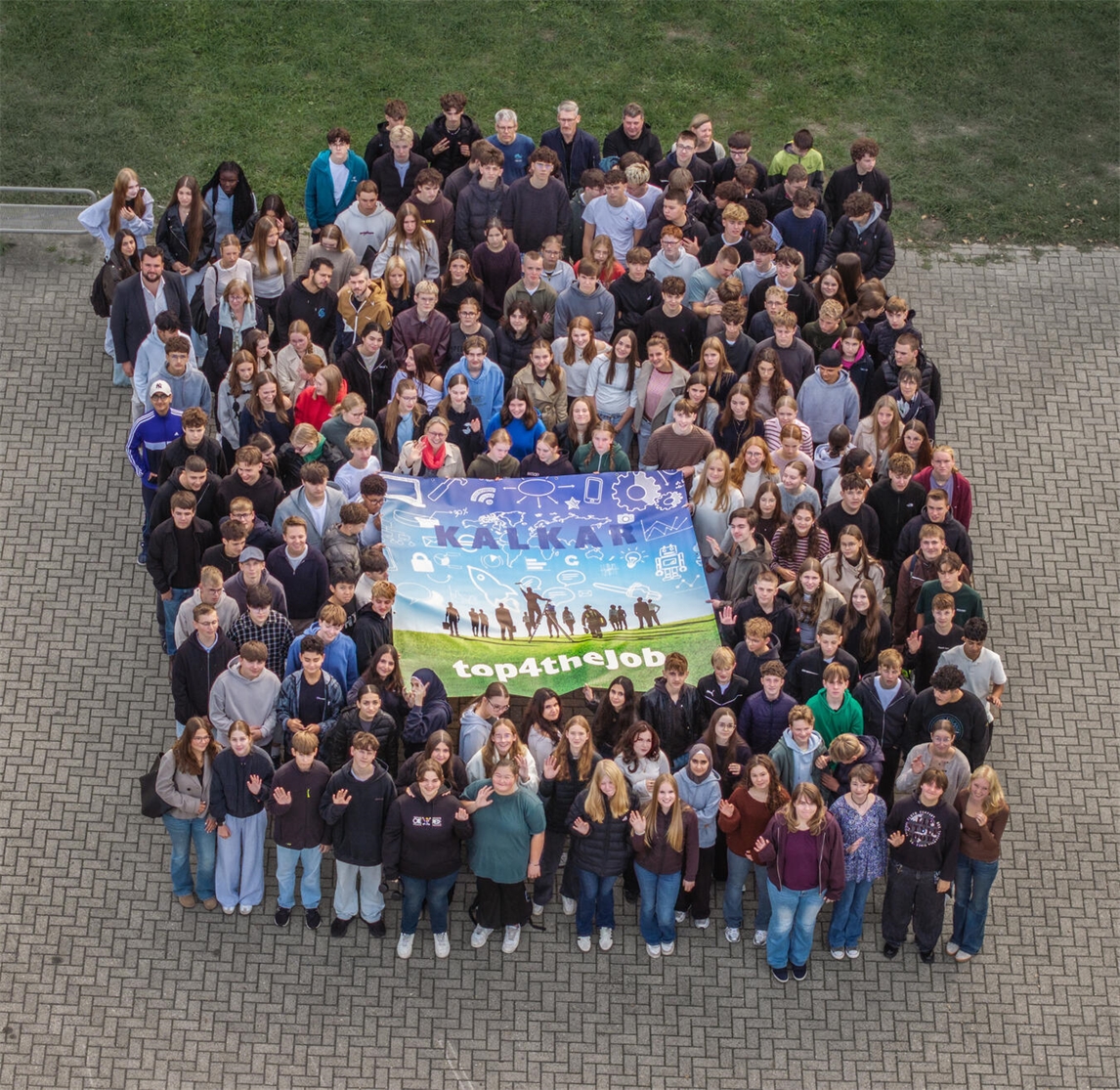 Schülerinnen und Schüler, Lehrerinnen und Lehrer der Realschule Kalkar und des Jan-Joest Gymasiums, sowie die Mitarbeiter der SEG Kalkar und Kalkars Bürgermeisterin Alexandra Schacky freuen sich auf die achte Ausgabe der top4thejob in Kalkar. Foto: Markus van Offern / Wirtschaftsförderung Kalkar