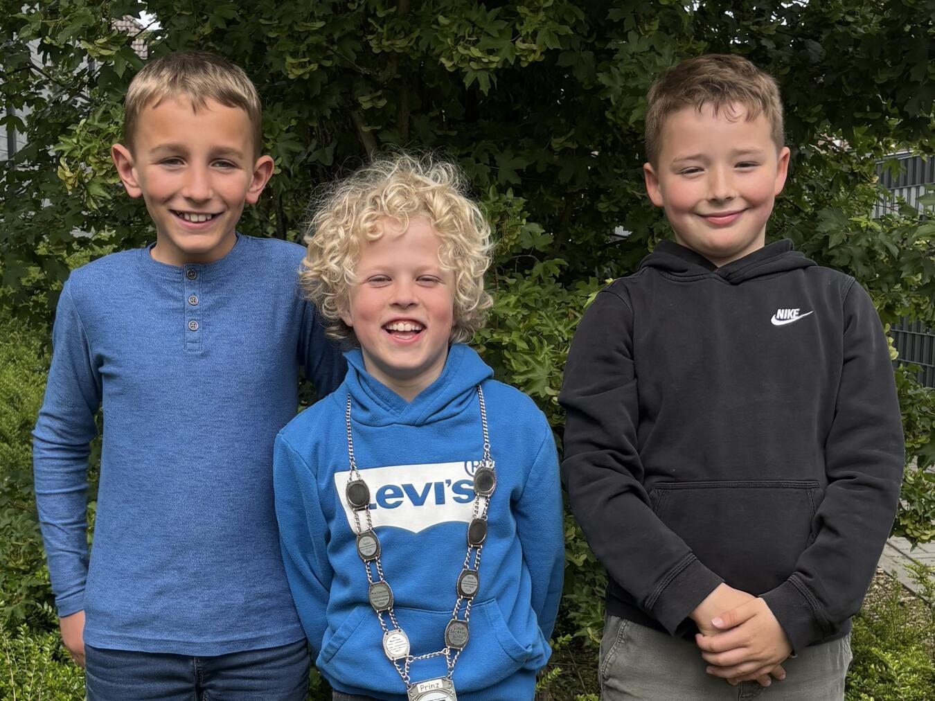 "Schülerprinz Ben mit Adjutanten Bjarne und Milo, Foto von Bruderschaft, Schulfest"