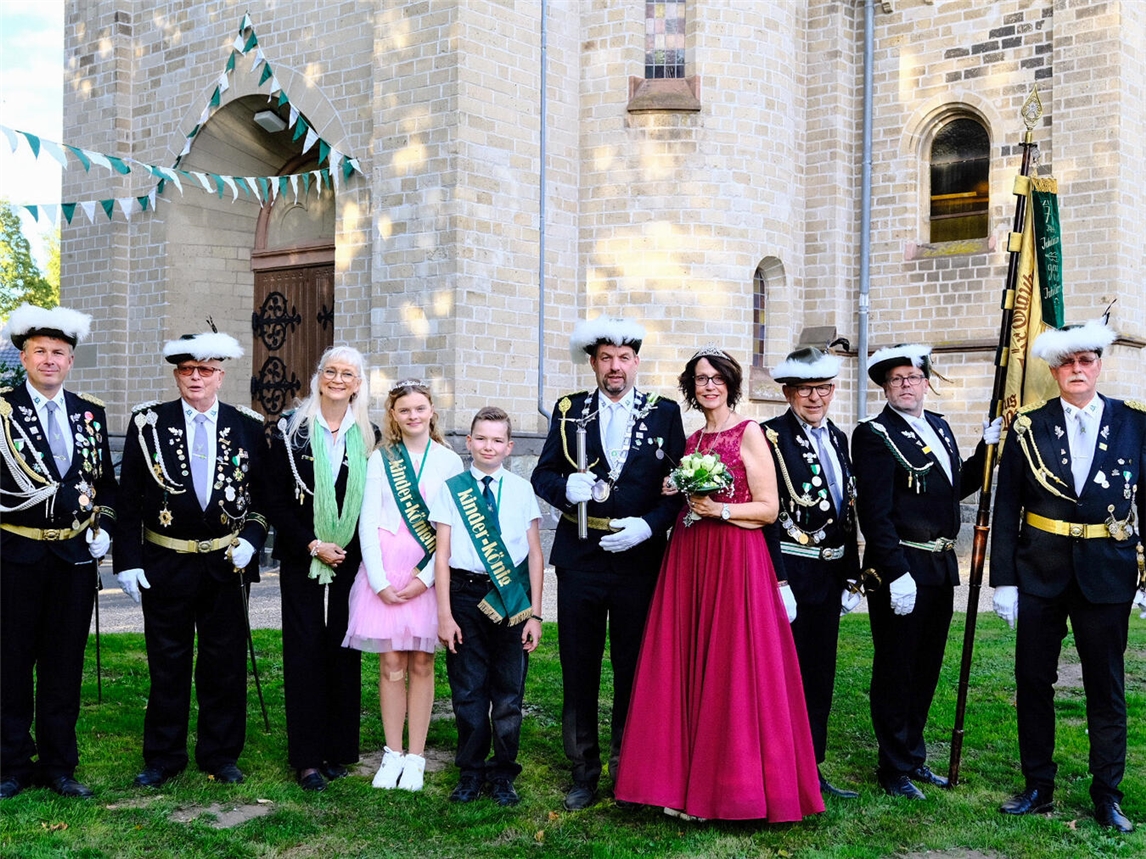 Schützenkönig Markus Henkel und seine Königin Ursula Heyl sowie die Kinderkönigin Ameli Offermanns und der Kinderkönig Niklas Henkel, mit der Fahnenabordnung. Foto: Frank Thon