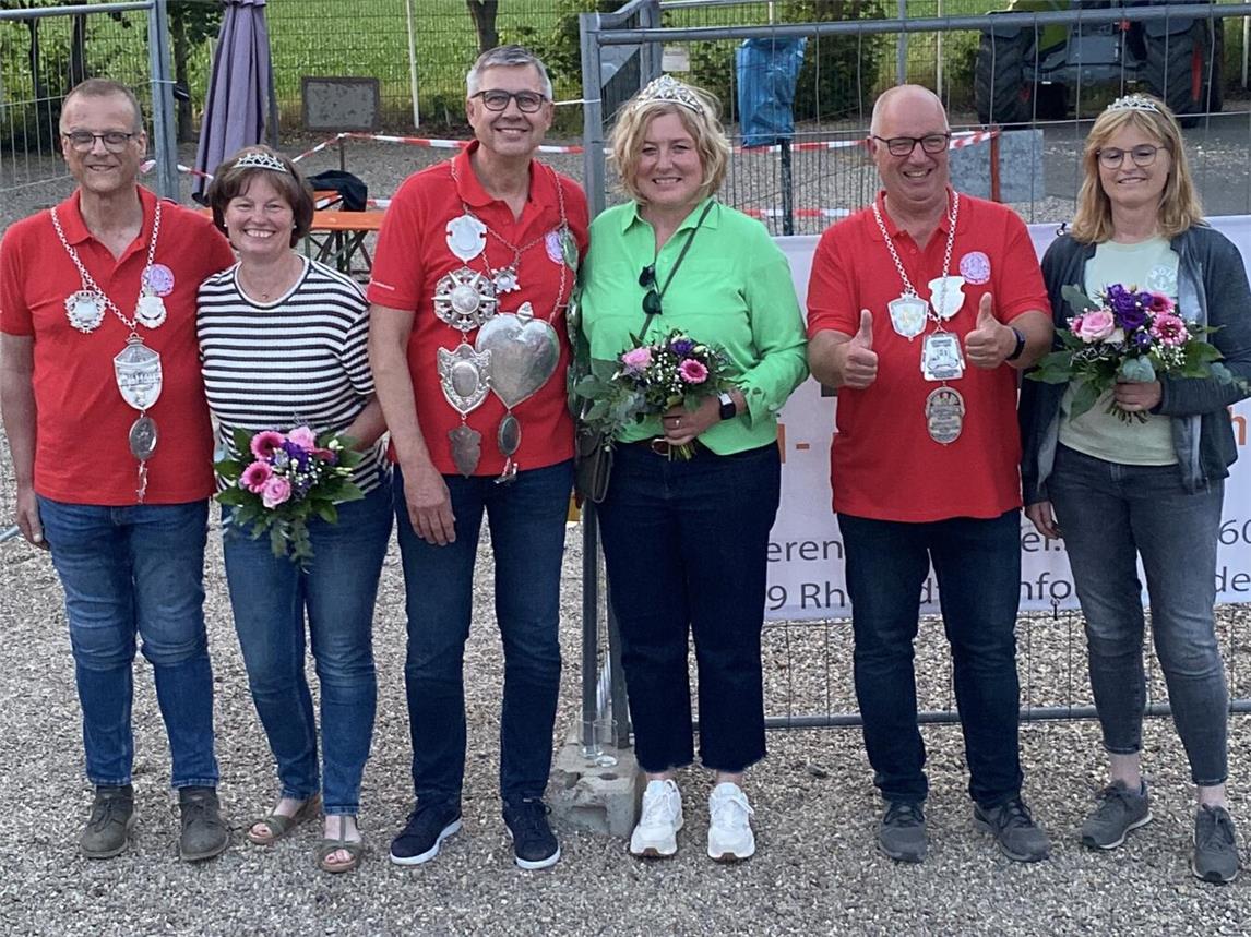 Schützenkönig Peter Baumann und Königin Bettina, an der Seite ihrer Ministerpaare, Karl und Conny Goetzens sowie Clemens und Sabine Diepers. Foto: Privat