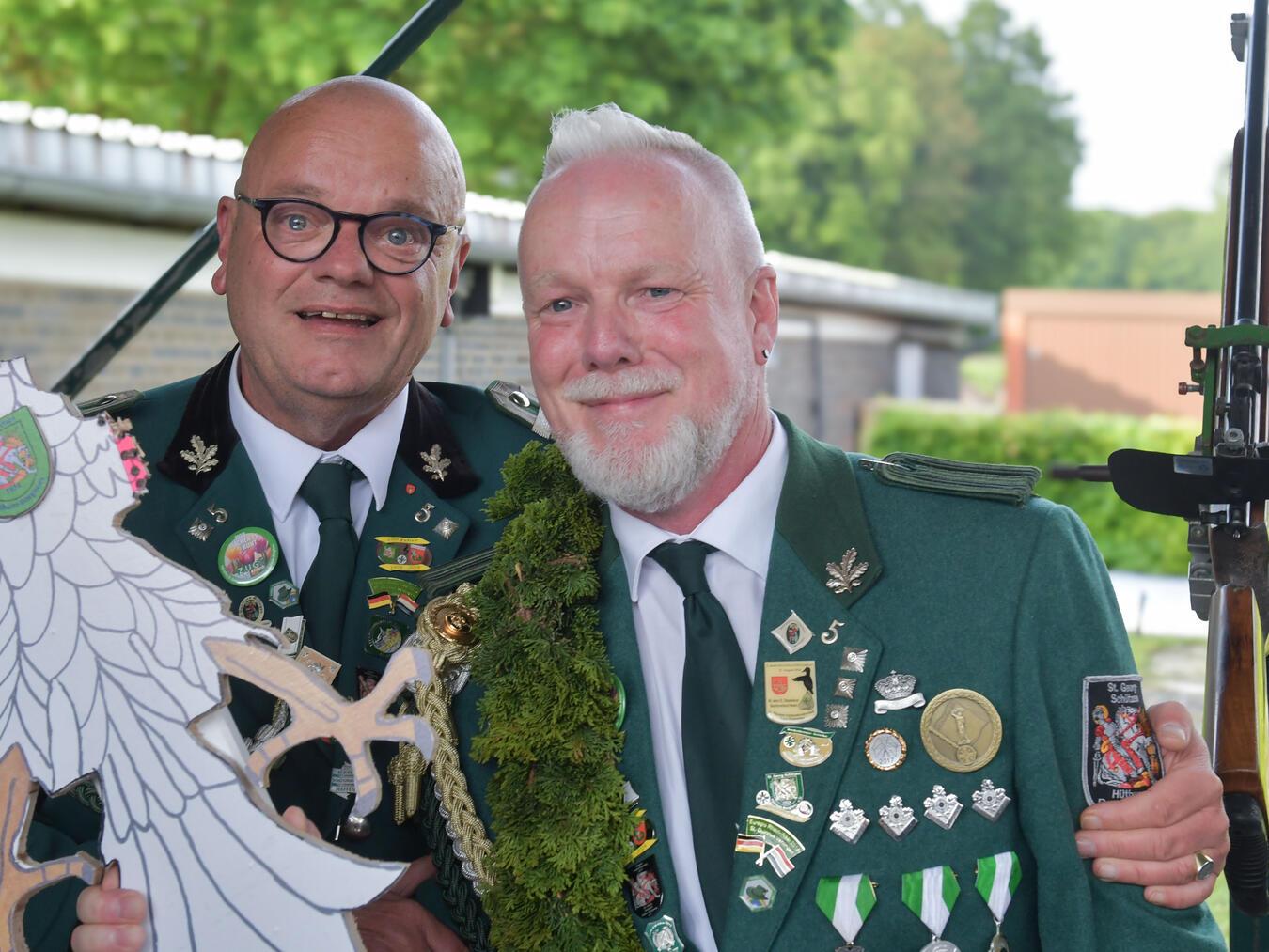 Schützenkönig Pieter Wieggers setzt sich gegen vier Mitbewerber durch. NN-Foto: Gerhard Seybert