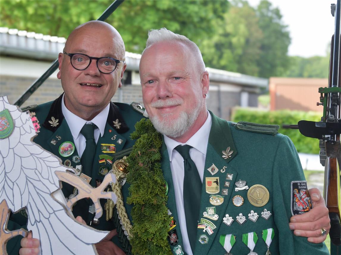 Schützenkönig Pieter Wieggers setzt sich gegen vier Mitbewerber durch. NN-Foto: Gerhard Seybert
