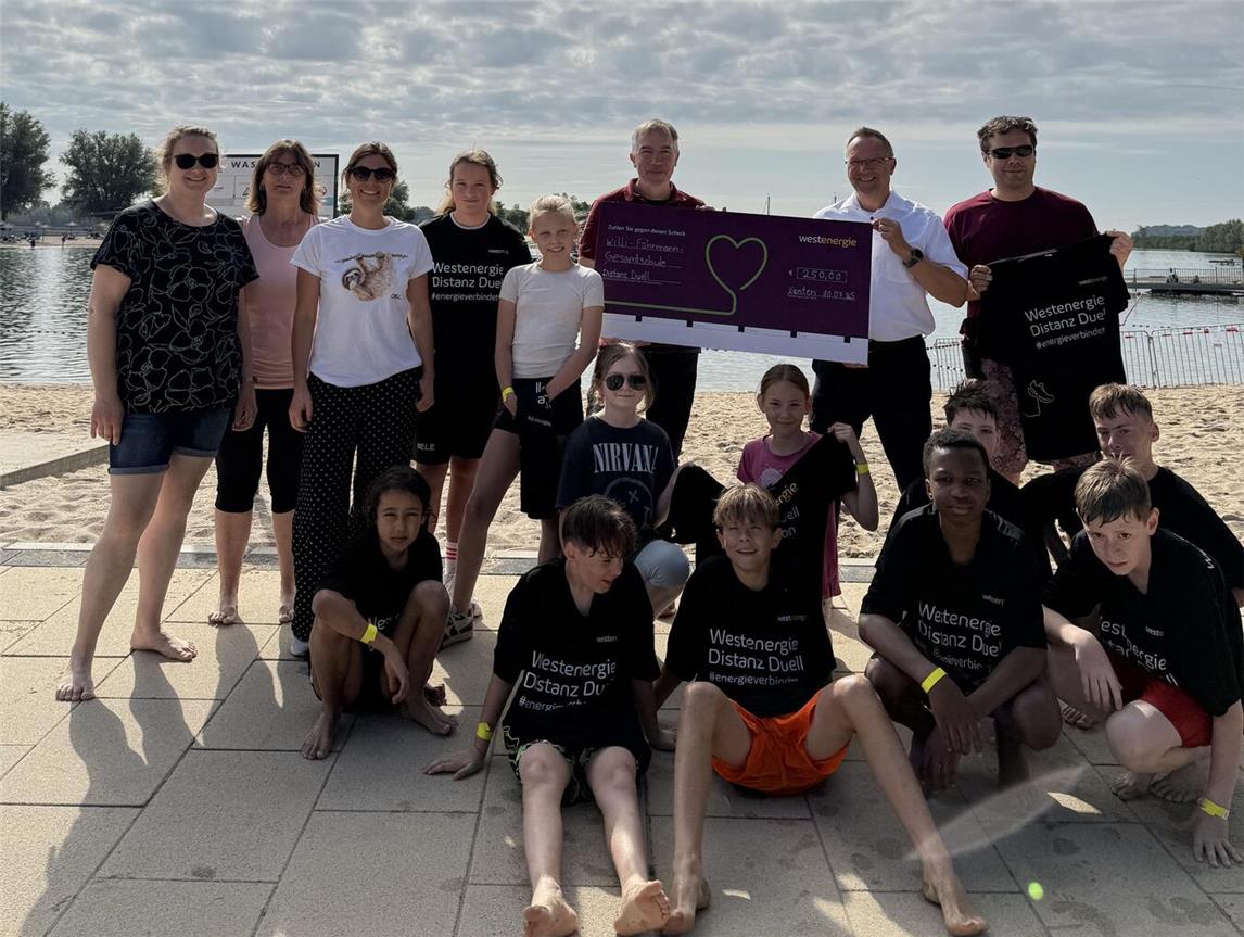 Schulleiter Jörg Bröscher (l.) und Bürgermeister Thomas Görtz mit dem Scheck von Westenergie über 250 Euro. Foto: Westenergie