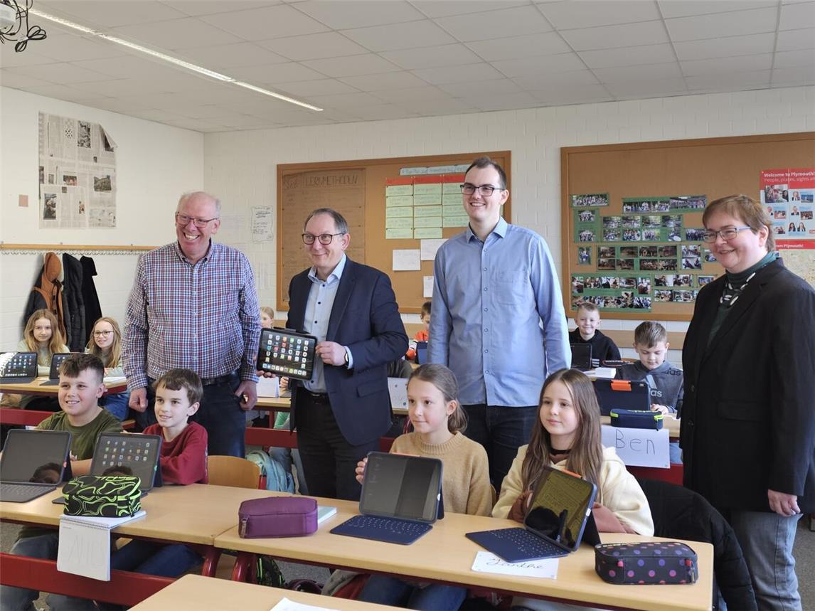 Schulleiter Klaus Hegel, Bürgermeister Sebastian Hense, Michael Clouth (IT-Chef der Stadt Rees) und Sigrid Mölleken (Fachbereichsleiterin Bildung, Bürgerservice, Jugend und Sport, v.l.) zu Besuch in der Klasse 5a des Gymnasiums Aspel. NN-Foto: Thomas Langer