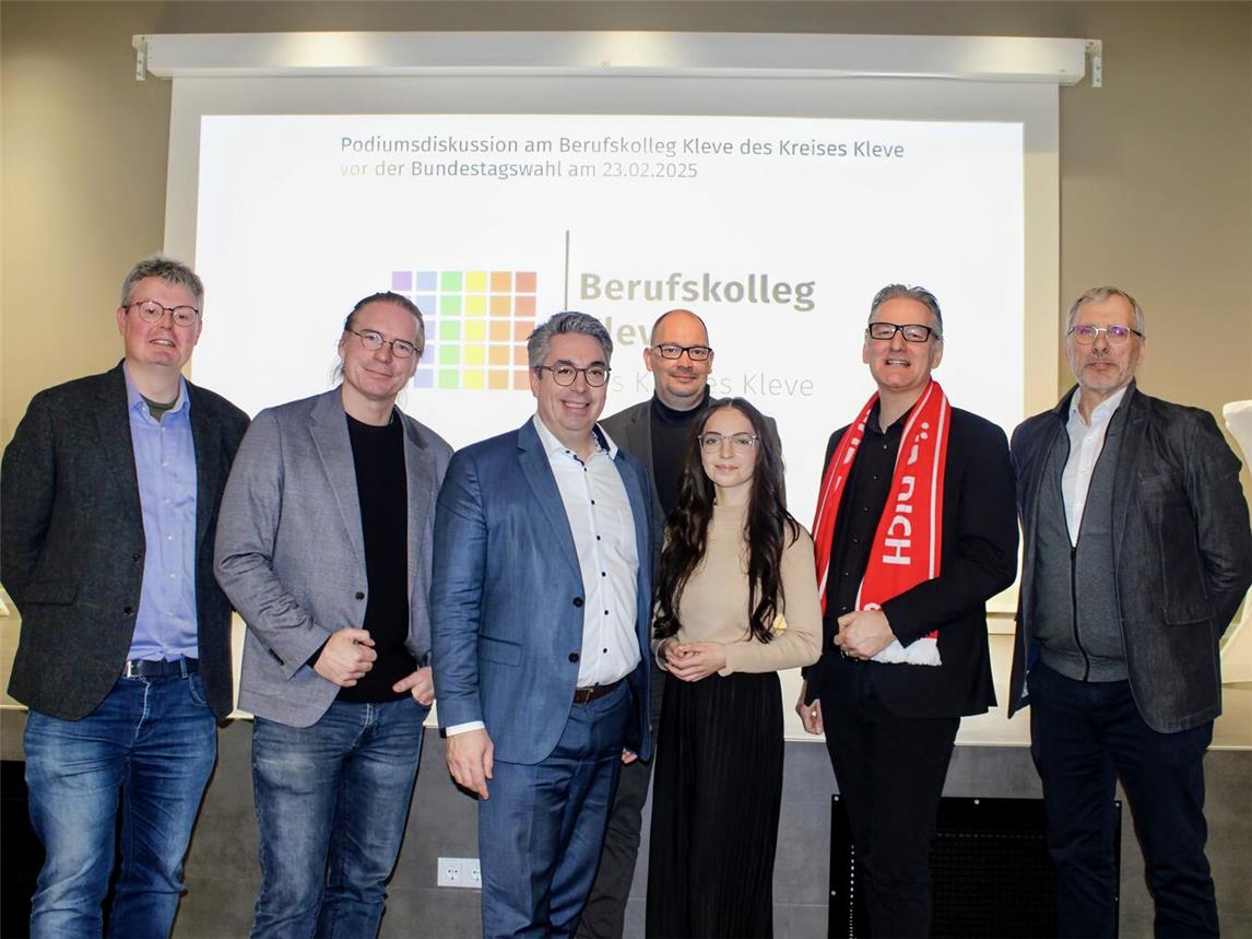 Schulleiter Peter Wolters (r.) begrüßte zur Podiumsdiskussion (v.l.) Daniel Rütter (FDP), Olaf Plotke (Grüne), Stefan Rouenhoff (CDU), Sven Elbers (AfD), Jolanda Douven (Linke) und Bodo Wissen (SPD). Foto: Natascha Verbücheln