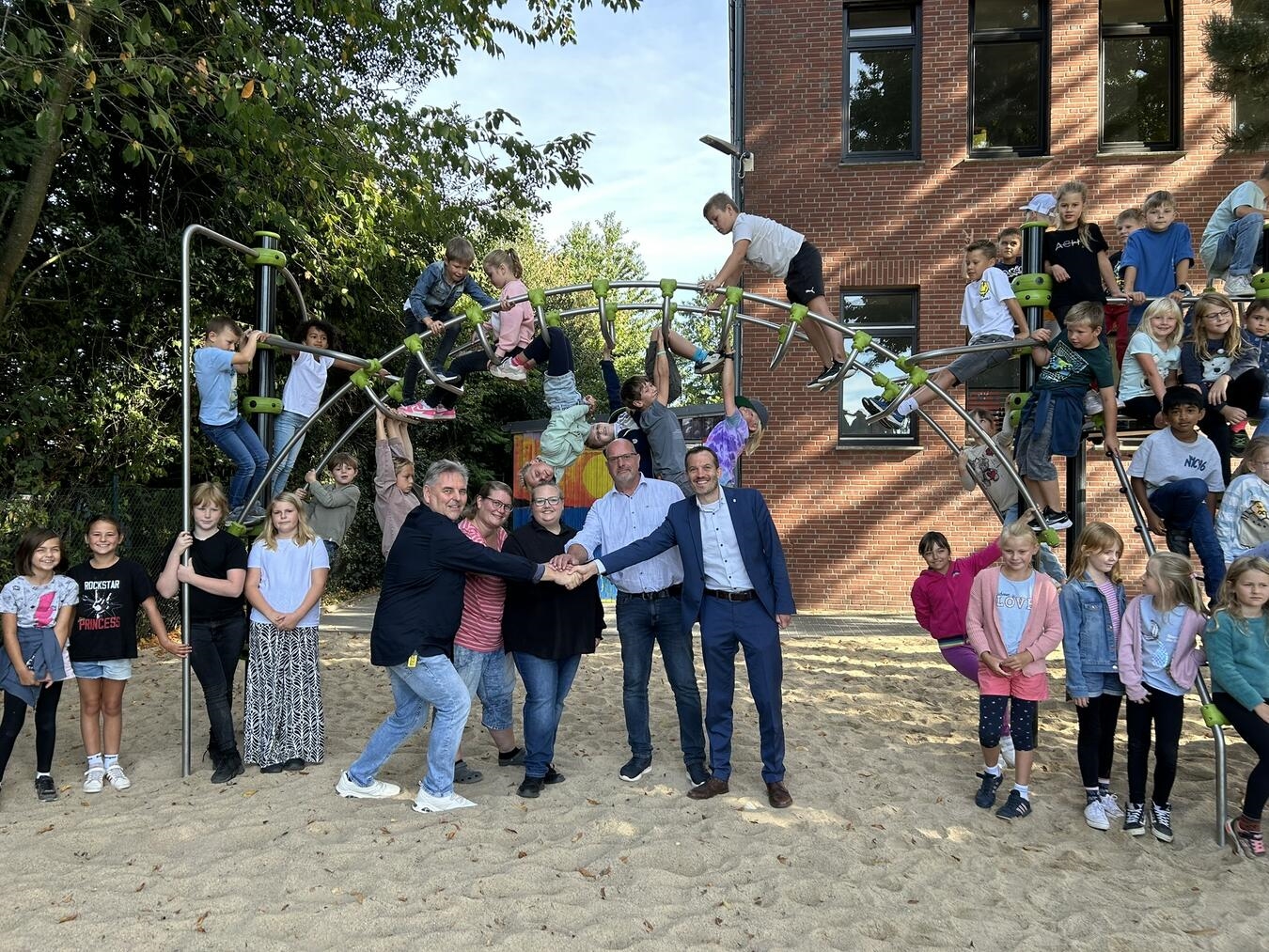 Neues Spielgerät auf dem Schulhof in Herongen Schulleiter Thomas Auler, Andrea Carls (Mitglied des Fördervereins), Ulrike Martens (Vorsitzende des Fördervereins), Michael Smits (Leiter des Baubetriebshof) und Bürgermeister Bernd Kuse.Foto: Stadt Straelen