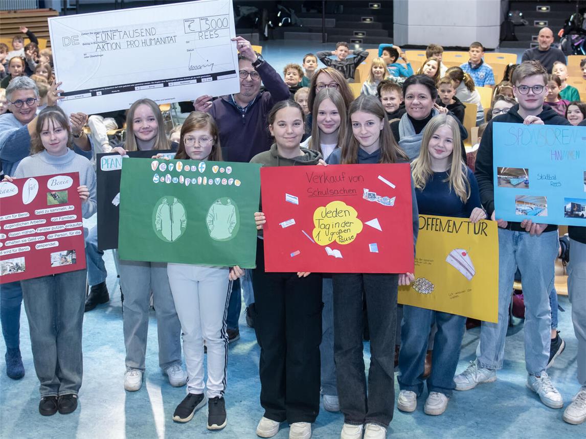 Schulleiter Thomas Wenning (r.) übergibt den Scheck an Dr. Elke Kleuren-Schryvers (l.). NN-Foto: Gerhard Seybert