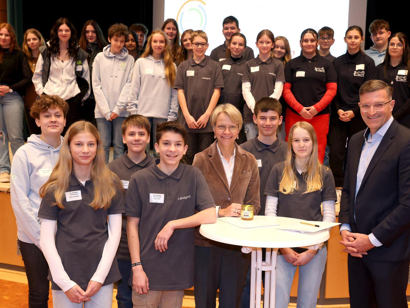 Schulministerin Dorothee Feller und Genossenschaftsverbandvorstand Peter Görtz mit den Schülern der unterschiedlichen Schülergenossenschaften.Foto: Marco Stepniak
