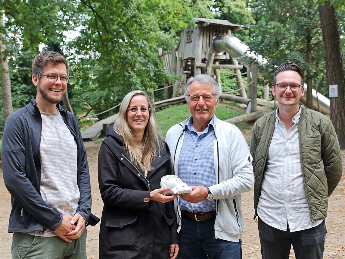 Schulsozialarbeiter Stefan Zangerle, Schulleiterin Kerstin Stache und Förderschullehrer Tim Rosemann (v.l.) übergaben Herbert Oymann (2.v.r.) vom Förderverein Waldspielplatz Bönninghardt symbolisch die Spende. NN-Foto: Theo Leie