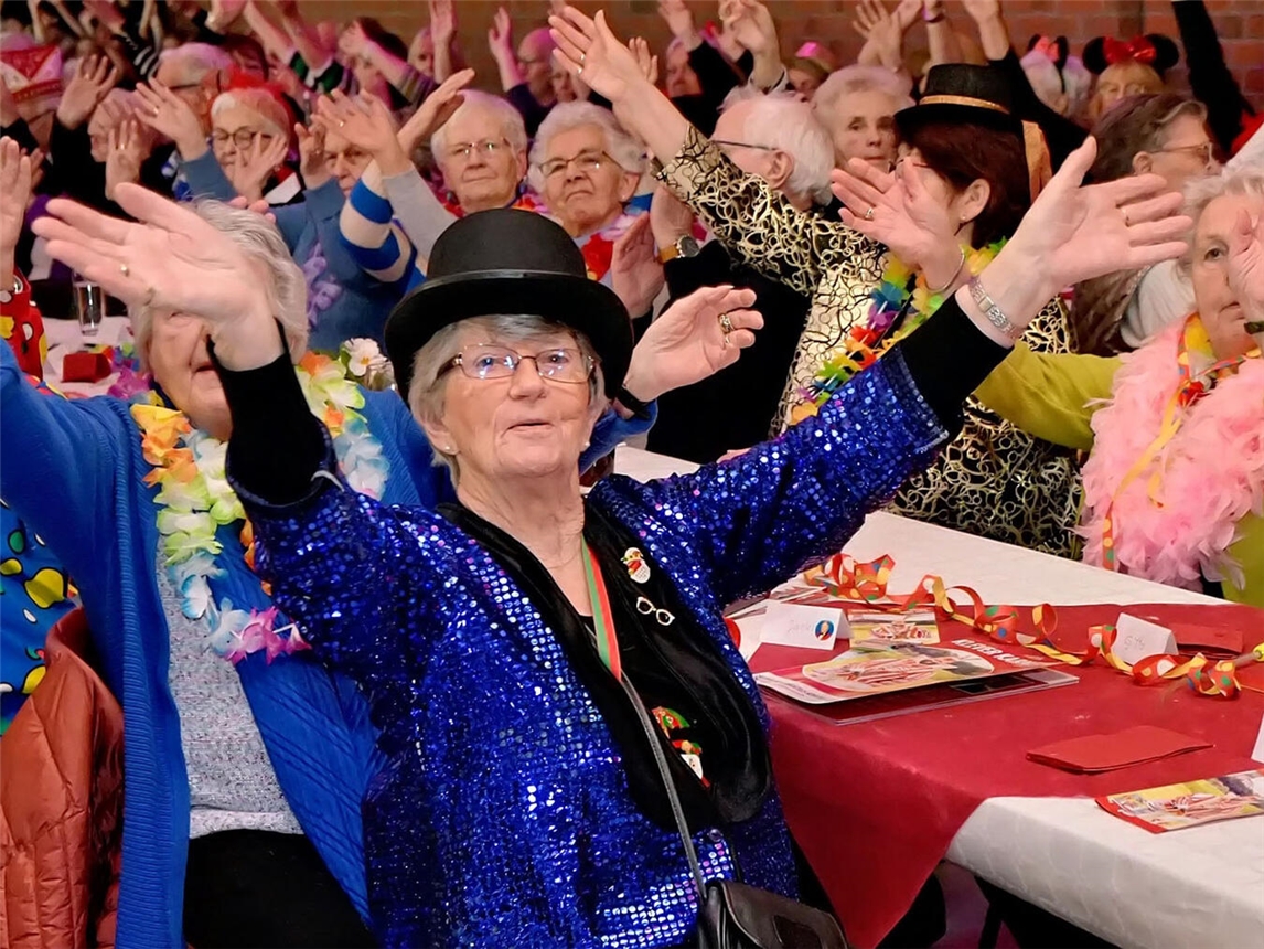 Schunkeln, zurücklehnen und das Bühnenprogramm genießen ist beim Seniorenkarneval angesagt. Diesmal lädt das KRK am 18. Januar in die Mehrzweckhalle Materborn ein. NN-Foto (Archiv): Rüdiger Dehnen