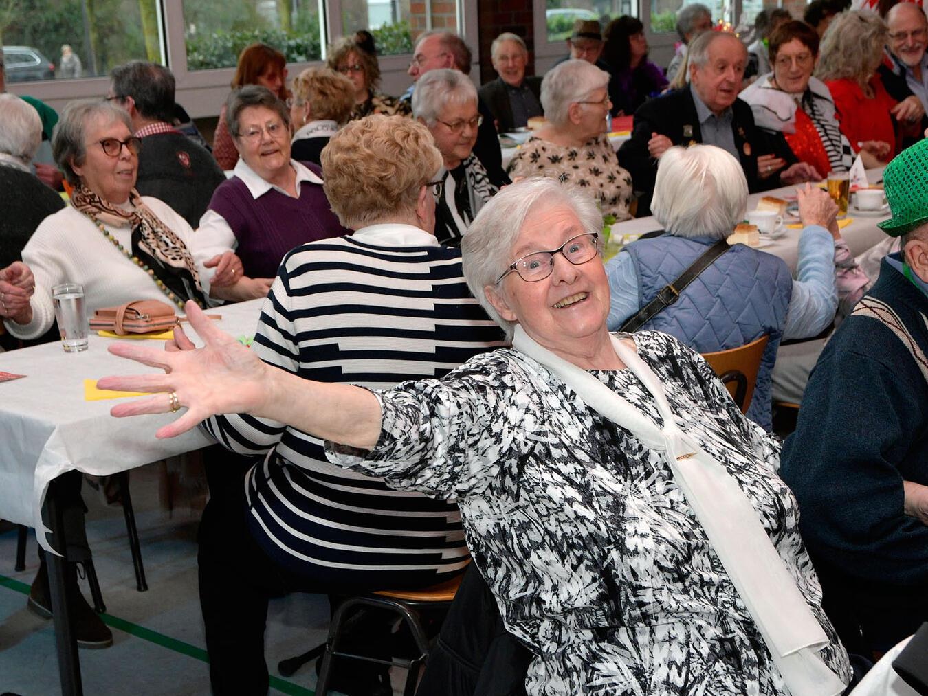 Schunkeln, zurücklehnen und das Bühnenprogramm genießen ist beim Seniorenkarneval angesagt. Diesmal lädt das KRK am 2. Februar in die Mehrzweckhalle Materborn ein. NN-Foto (Archiv): Rüdiger Dehnen