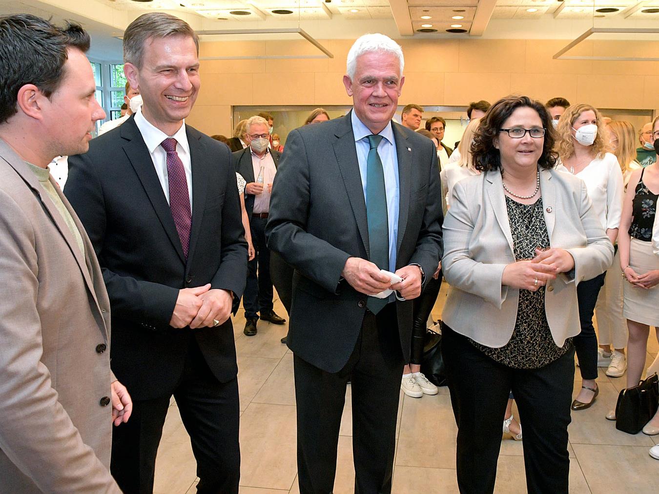 Schwarz gewinnt: Stephan Wolters (2. v. l.) und Günther Bergmann (2. v. r.) holen in den beiden Klever Wahlkreisen die meisten Stimmen, vor den SPD-Kandidaten Lars Aengenvoort (l.) und Christin Becker (r.).NN-Foto: Rüdiger Dehnen
