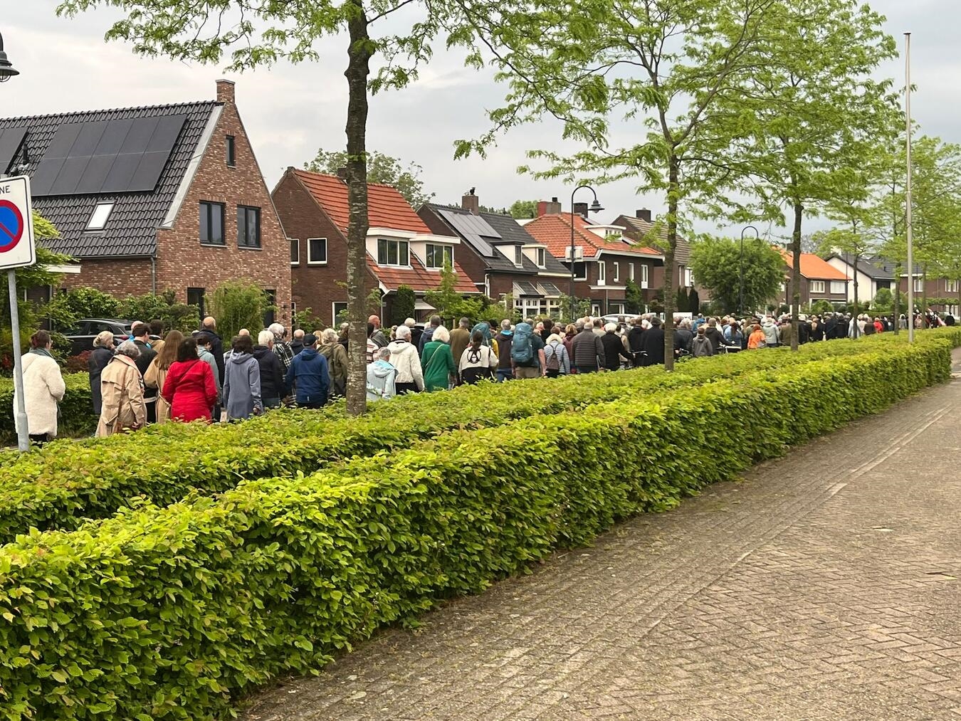 "Teilnehmer eines Schweigemarsches auf dem Weg zur Gedenkstätte, Foto von privat"