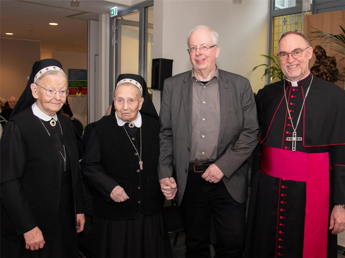 Schwester Cäcilia (l.) und Schwester Antonetta feierten gemeinsam mit Udo Holtmann und Weihbischof Rolf Lohmann das Jubiläum der Ankunft von Schwester Clara in Kleve. Foto: Bischöfliche Pressestelle / Christian Breuer