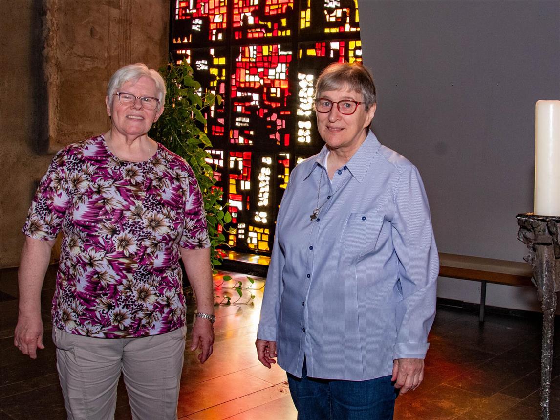 Schwester Hildegard (l.) und Schwester Marlies werden in der Klostergarten-Kapelle auch die Bitten aus dem Internet vor Gott bringen. Foto: Bischöfliche Pressestelle / Christian Breuer