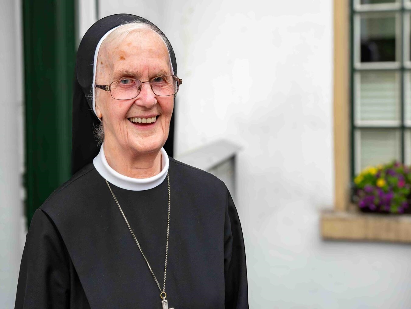 Schwester Maria Bernadette ist ein bekanntes Gesicht im und rund um den Xantener Dom. Foto: Bischöfliche Pressestelle / Christian Breuer