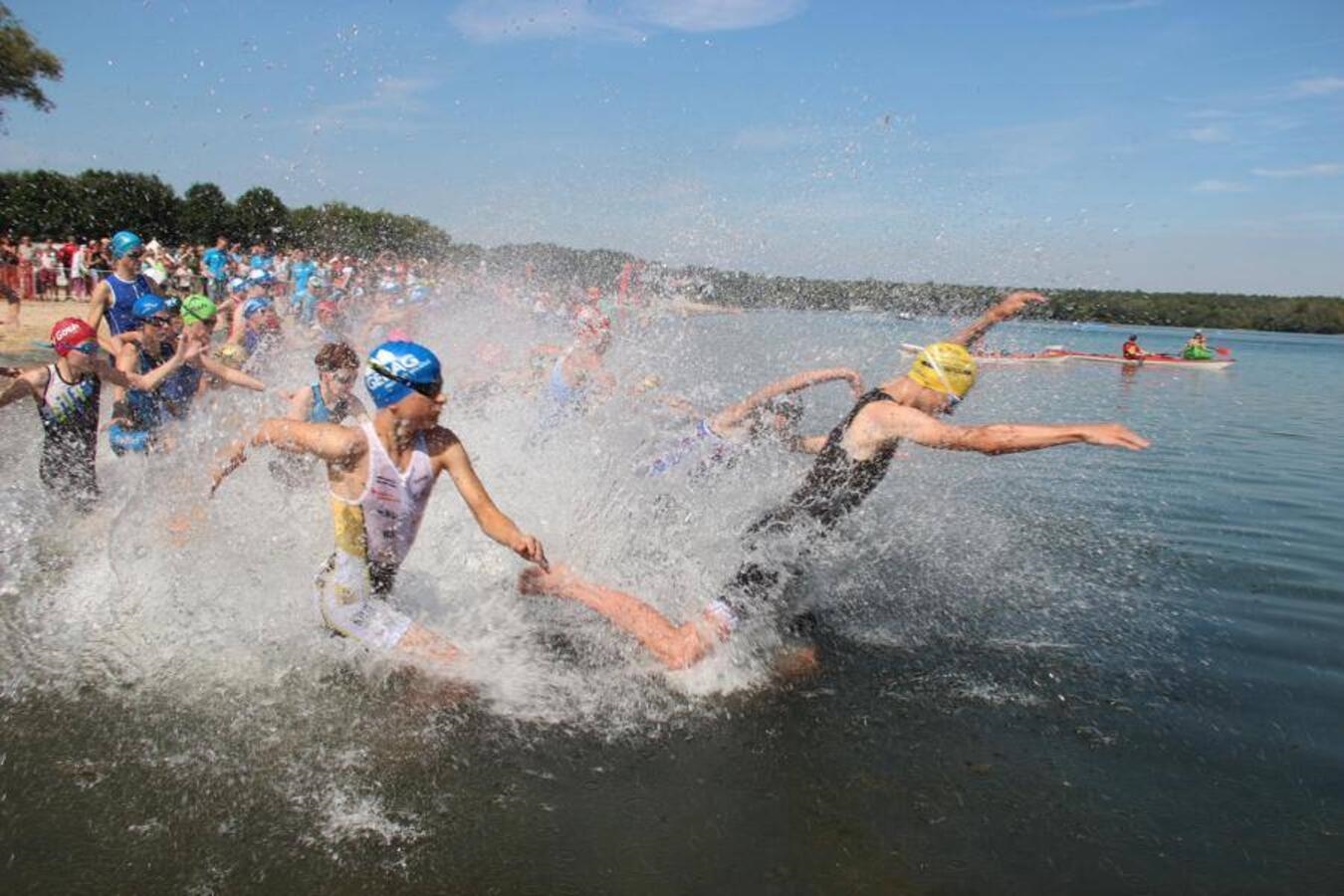 "Person schwimmt im klaren See unter blauem Himmel, Natur, Sommer, Schwimmen, Erholung"