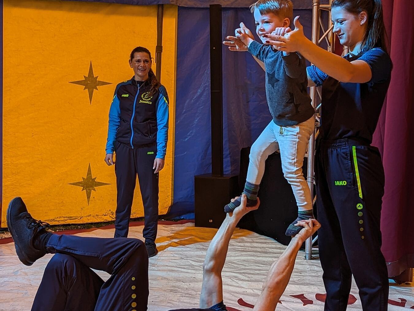 Scott steht auf den Händen von Jonny Casselly.