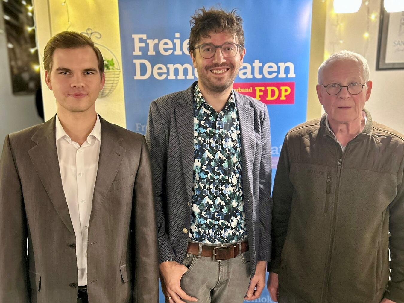 Sebastian Baumanns (Schatzmeister, l.), Adrian Assenmacher (Vorsitzender) und Dr. Jochen Winkler (stellvertretender Vorsitzender, r.).Foto: FDP Kerken