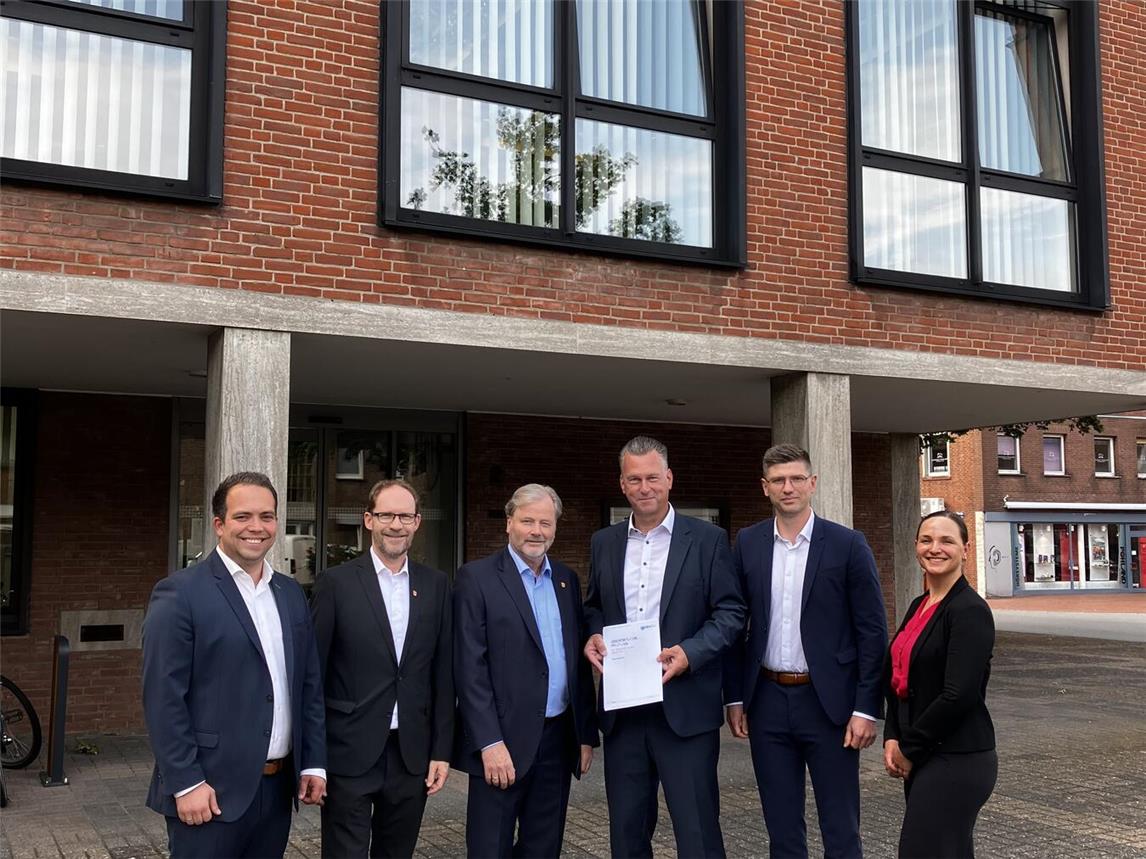 Sebastian Gossens, Gemeinde Uedem, FB 5 – Finanzen, Rüdiger Winkel, Fachbereichsleiter FB 5/Kämmerer der Gemeinde Uedem, Bürgermeister Rainer Weber, sowie Mario Deckers, André Jütten, und Stefanie Wessel (alle gpaNRW( bei der Übergabe des Prüfungsberichts. Foto: privat