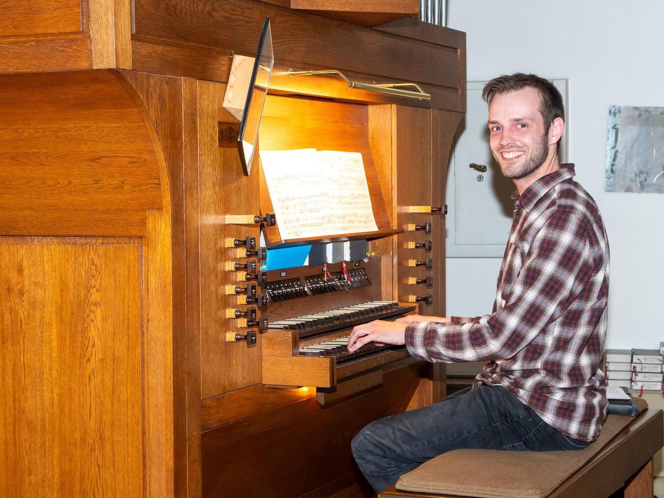 „Der Blick zur Orgel gehörte schon früher immer dazu“ Sebastian Hedderich an der Orgel.Foto: Bischöfliche Pressestelle/Ann-Christin Ladermann