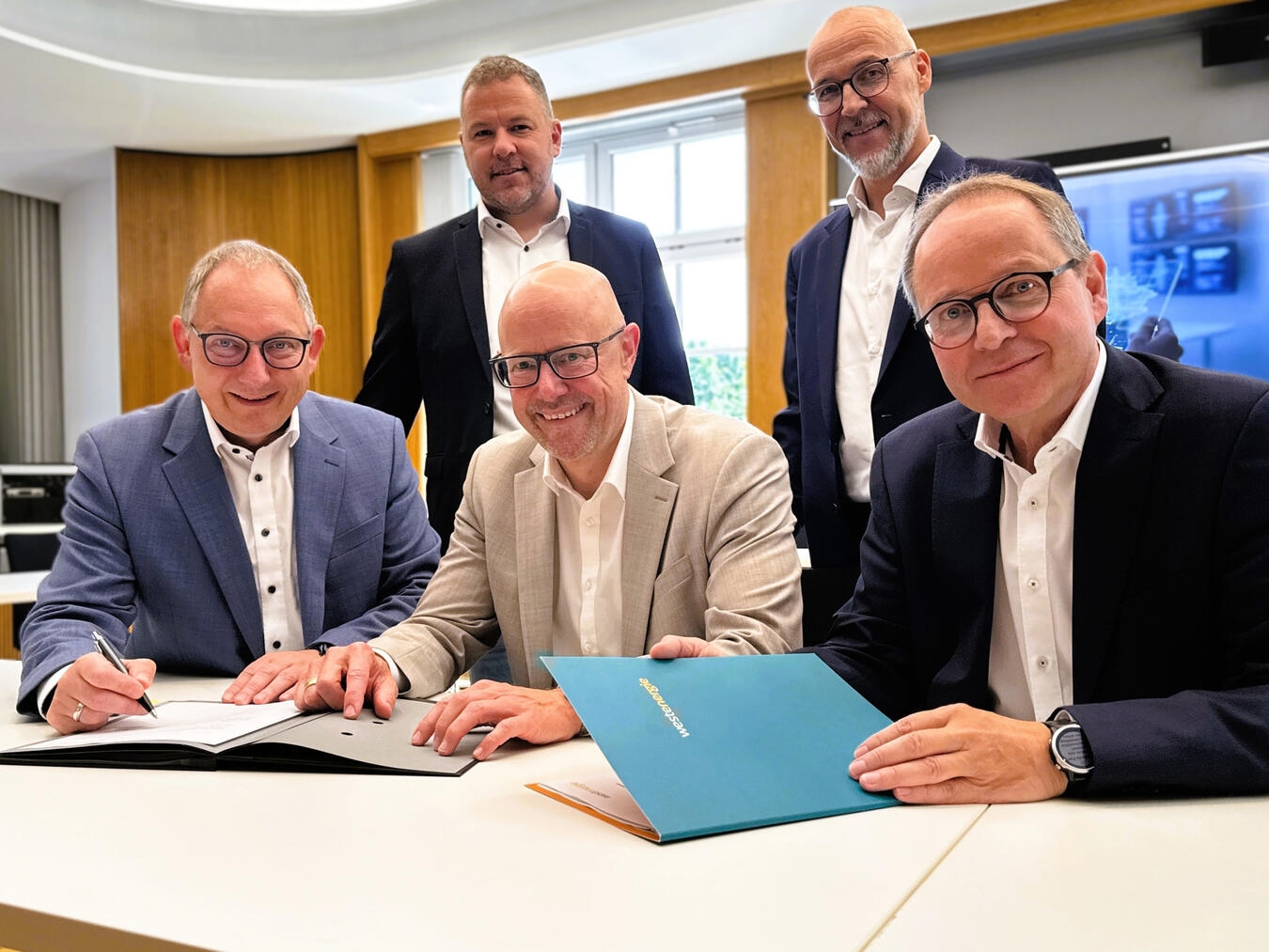 "Sebastian Hense und Kollegen von Westenergie unterzeichnen Stromnetzgesellschafts-Vertrag in Rees, Foto: Stadt Rees"