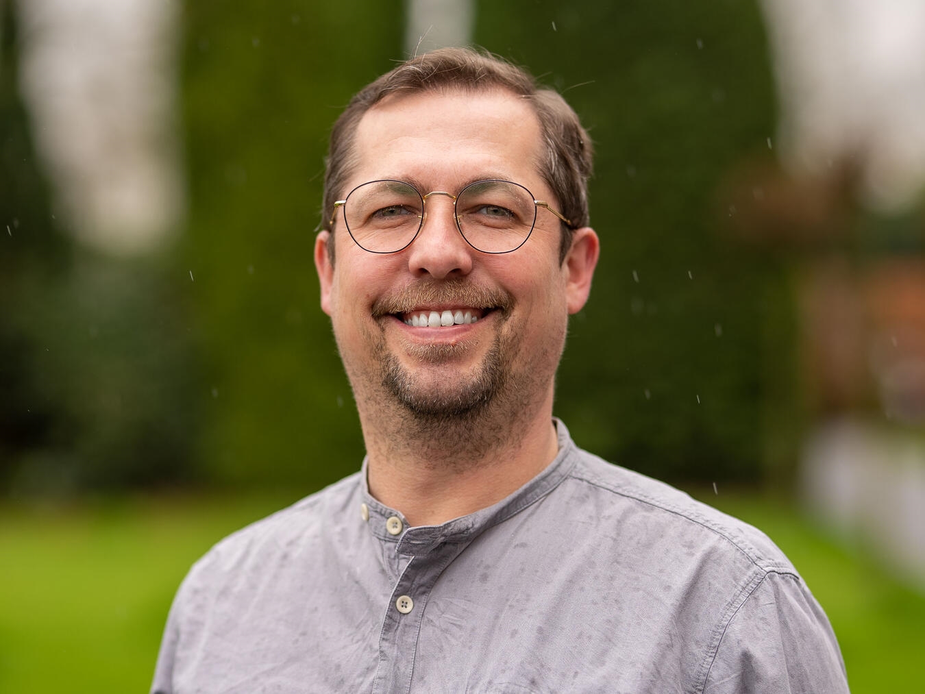 "Sebastian Hiller, Mitglied im Sozialausschuss, lächelnd bei einer Sitzung, politische Diskussion"