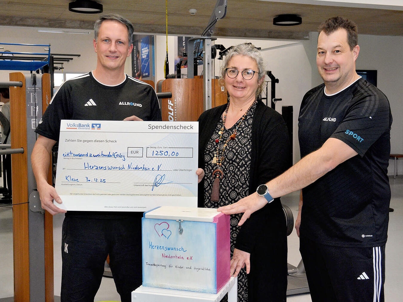 Sebastian Kaul (l.) und Patrick Prehn (r.) vom Allround Sports überreichten der Vorsitzenden Bianca van Hardeveld einen Scheck über 1.250 Euro. NN-Foto: Rüdiger Dehnen