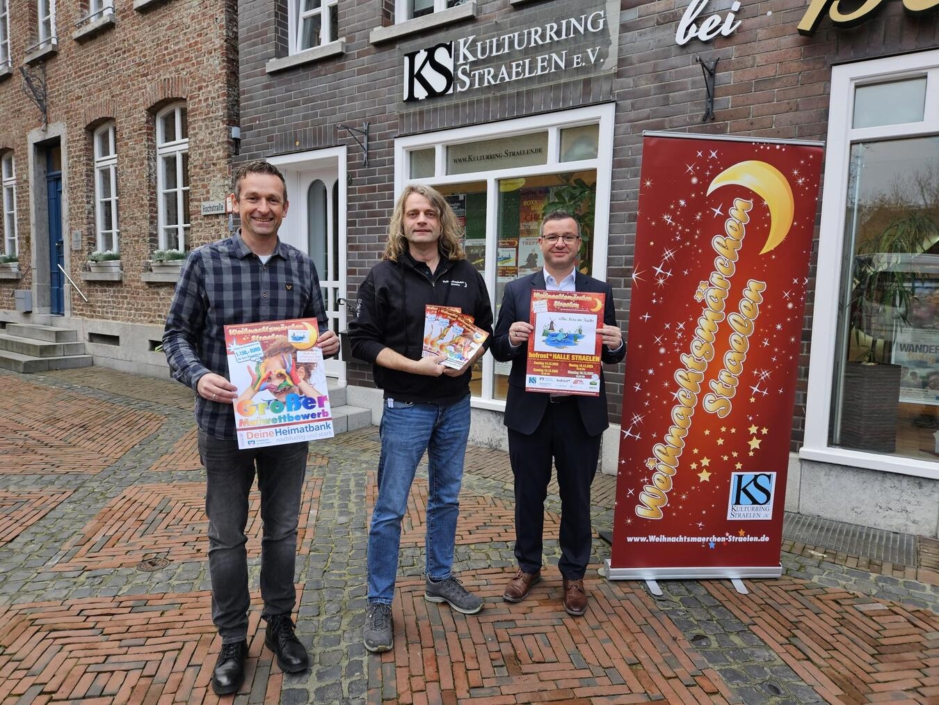 Sebastian Keuck (l., Keuck Medien), Norbert Kamphuis (Mitte, vom Weihnachtsmärchen) und Mario Lüfkens (r., Volksbank) freuen sich wieder auf viele tolle Bilder.Foto: Kulturring Straelen