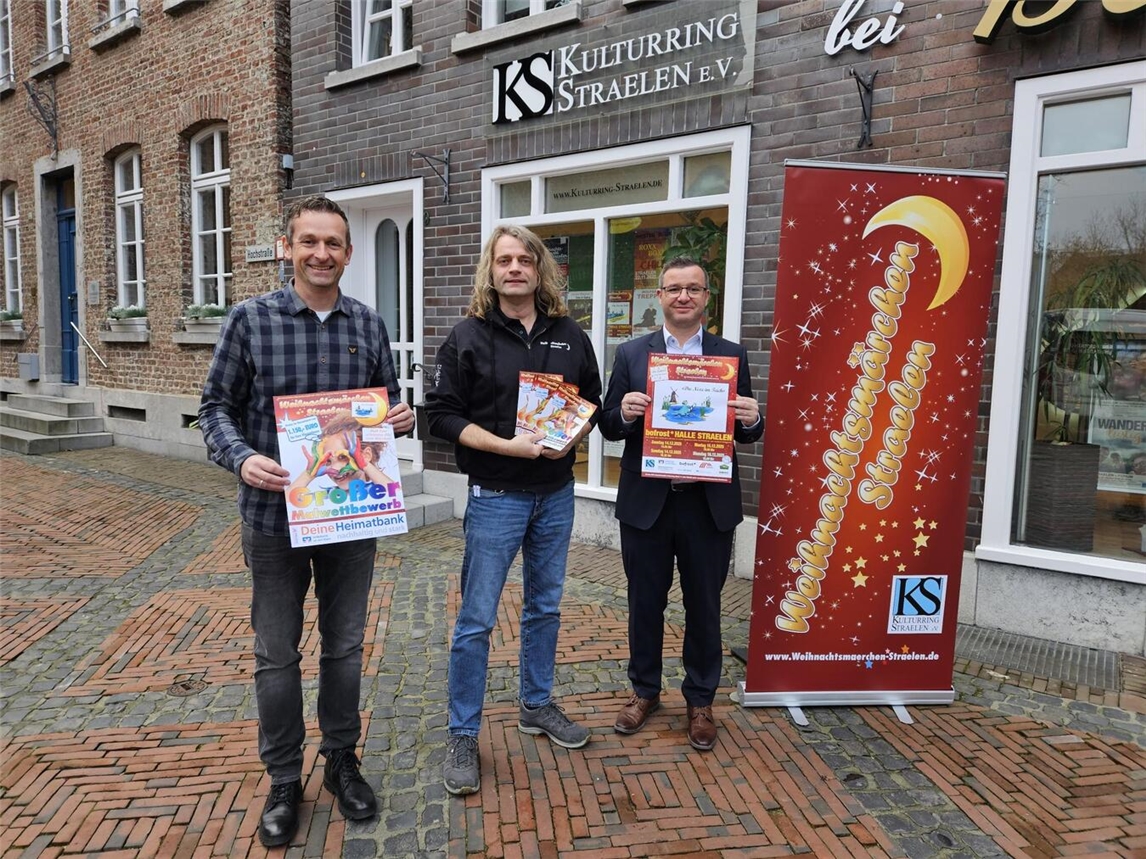 Sebastian Keuck (l., Keuck Medien), Norbert Kamphuis (Mitte, vom Weihnachtsmärchen) und Mario Lüfkens (r., Volksbank) freuen sich wieder auf viele tolle Bilder.Foto: Kulturring Straelen