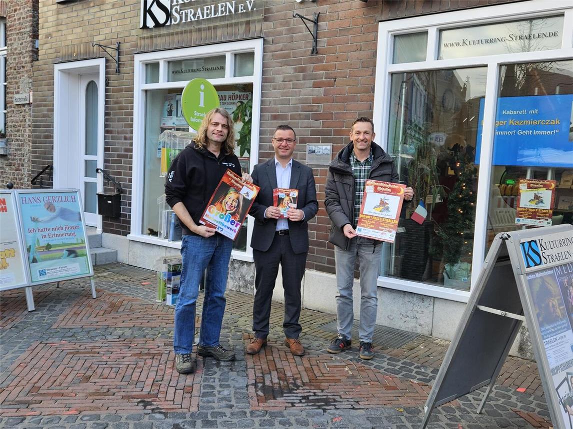 Sebastian Keuck (r.), Mario Lüfkens und Norbert Kamphuis (l.) rufen zum 14. großen Malwettbewerb zum diesjährigen Weihnachtsmärchen Straelen „Das Wasser des Lebens“ auf.Foto: Kulturring Straelen