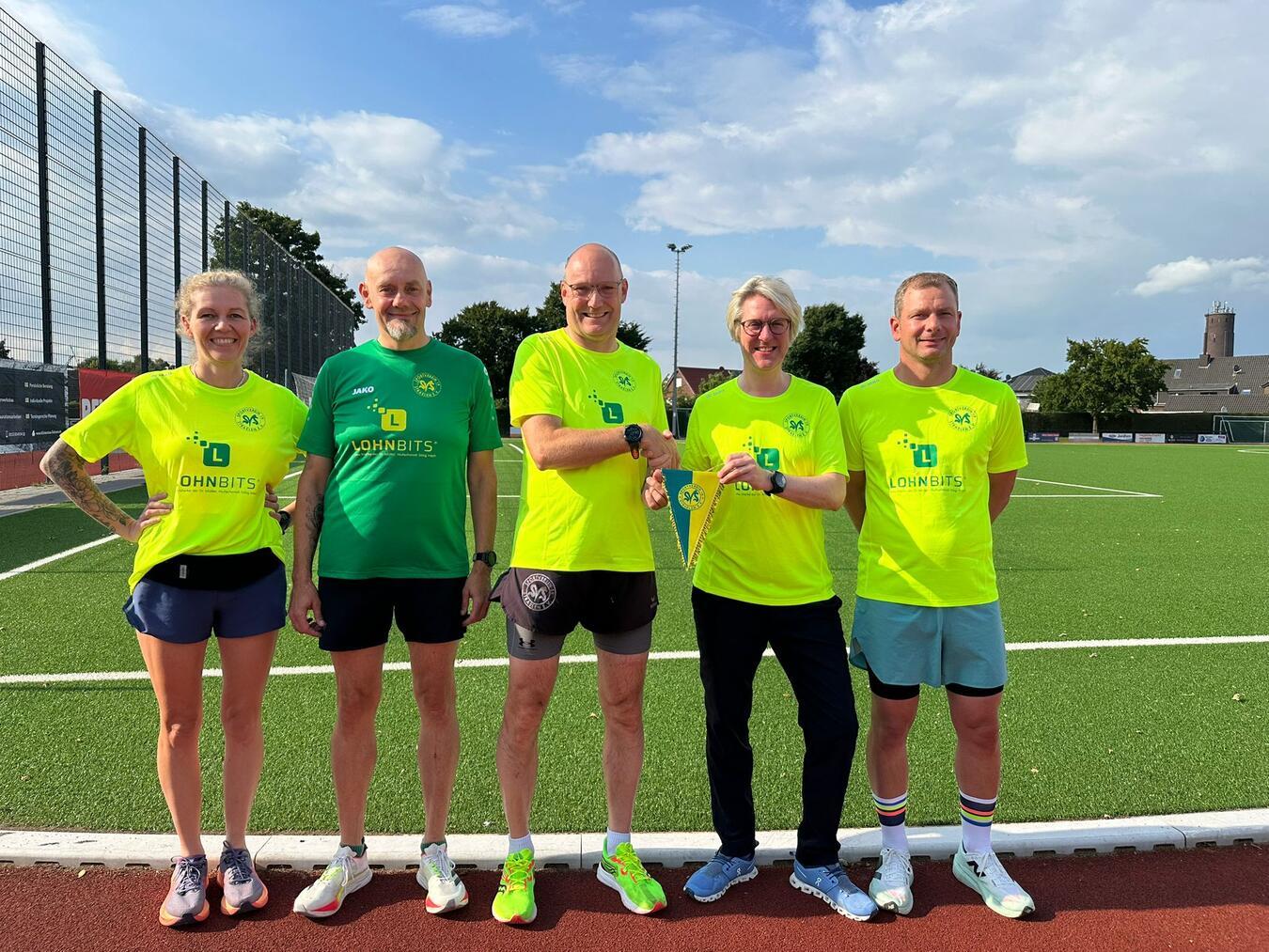 Sebastian Marek und Michael Traurig bedanken sich im Namen der Sportler bei Nicolai Müller für die Unterstützung. Foto: privat