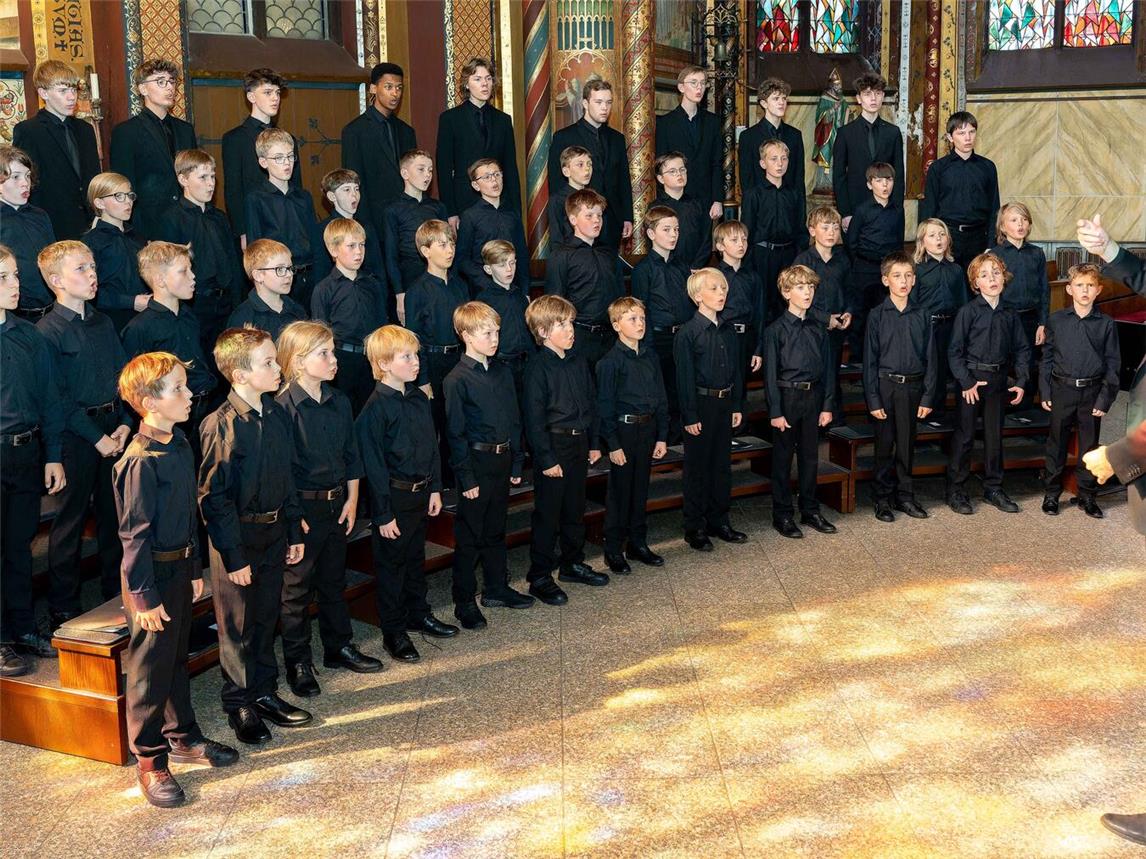 Sebastian Piel (r.) studiert mit dem Knabenchor Kevelaer ein Requiem ein. Mit diesem soll zum 80. Jahrestag des Kriegsendes der Gefallenen gedacht werden. Foto: Knabenchor Kevelaer/Piel